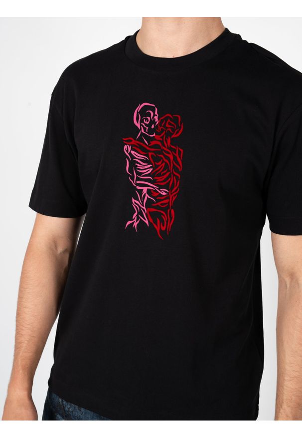 Les Hommes T-Shirt "Love After Death" | LBT1007700D | Mężczyzna | Czarny. Kolor: czarny. Materiał: bawełna. Wzór: nadruk, aplikacja. Styl: elegancki, klasyczny
