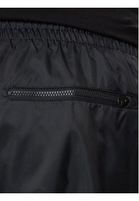 Nike Spodnie dresowe Windrunner DX0653 Czarny Standard Fit. Kolor: czarny. Materiał: syntetyk
