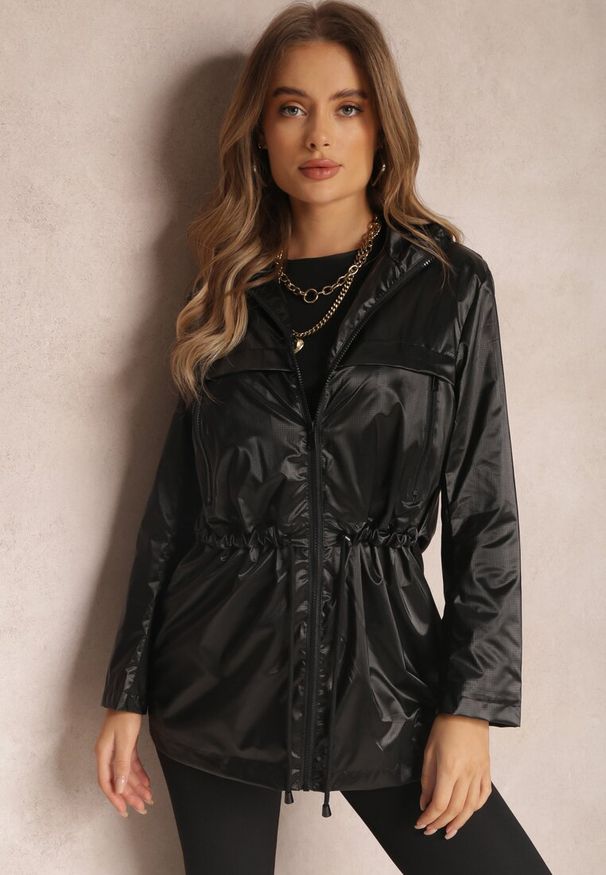Renee - Czarna Kurtka z Połyskiem Grainne. Typ kołnierza: kołnierzyk stójkowy, bez kaptura. Kolor: czarny. Długość rękawa: długi rękaw. Długość: długie. Sezon: lato