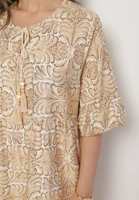 Born2be - Beżowa Sukienka z Lnem o Rozkloszowanym Kroju z Falbanami i Metalicznym Nafrukiem Rinanis. Okazja: na co dzień. Typ kołnierza: dekolt w serek. Kolor: beżowy. Materiał: len. Wzór: aplikacja. Styl: klasyczny, casual, elegancki #6