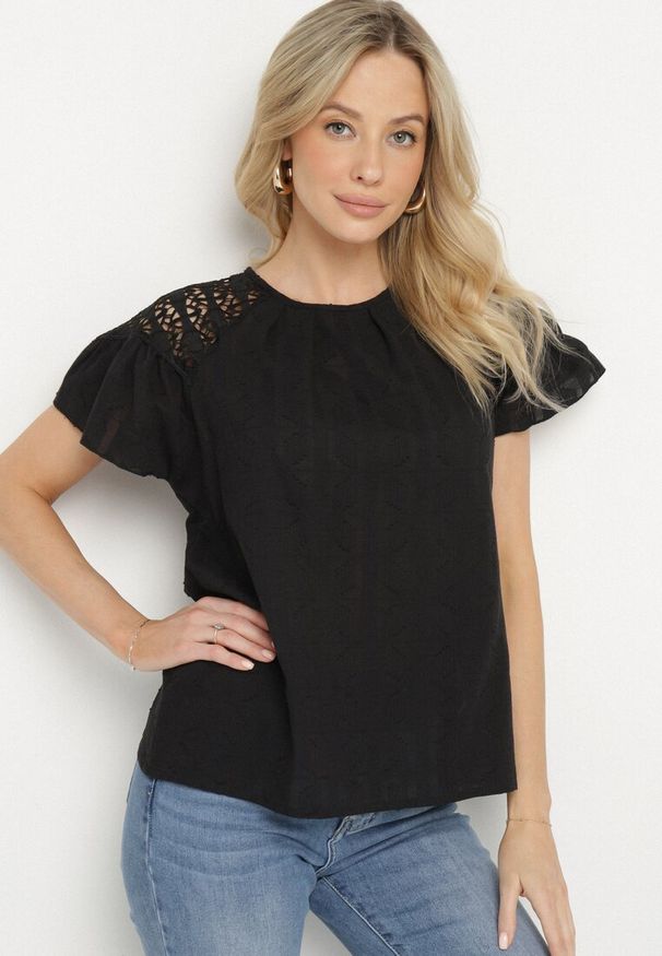 Born2be - Czarna Bawełniana Bluzka Ozdobiona Ażurowymi Wstawkami Viandisa. Okazja: na co dzień. Kolor: czarny. Materiał: bawełna. Długość rękawa: krótki rękaw. Długość: krótkie. Wzór: aplikacja, ażurowy. Styl: casual, elegancki