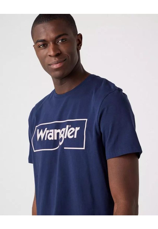 Wrangler - WRANGLER FRAME LOGO TEE MĘSKI T-SHIRT KOSZULKA NADRUK NAVY W70JD3114 112320768. Okazja: na co dzień. Materiał: bawełna, skóra. Wzór: nadruk. Styl: klasyczny, elegancki, casual