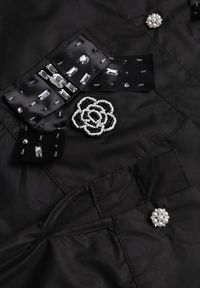 Renee - Czarna Klasyczna Koszula z Kieszeniami Zdobiona Cyrkoniami i Kwiatowym Detalem Herlla. Kolor: czarny. Długość rękawa: długi rękaw. Długość: długie. Wzór: aplikacja, kwiaty. Styl: klasyczny #5