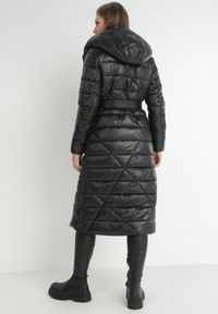 Born2be - Czarna Kurtka za Kolano z Wiązanym Paskiem i Kapturem Chlyrie. Kolor: czarny. Materiał: materiał. Długość: długie. Sezon: zima, jesień #3