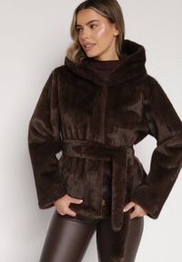 Born2be - Brązowa Kurtka Futerko z Kapturem i Wiązanym Paskiem Zetara. Okazja: na co dzień, na spacer. Typ kołnierza: kaptur. Kolor: brązowy. Materiał: futro. Styl: klasyczny, casual #2