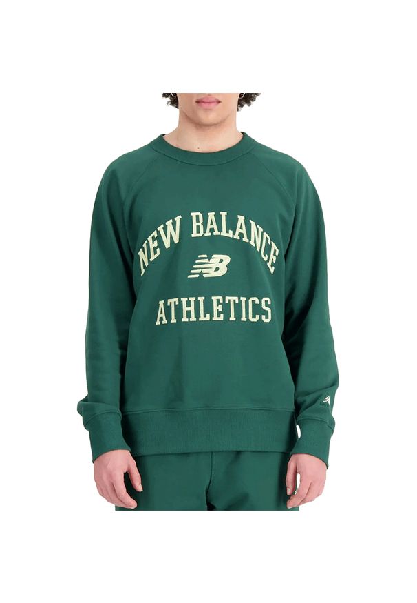 Bluza New Balance MT33550NWG - zielona. Okazja: na co dzień. Typ kołnierza: bez kaptura. Kolor: zielony. Materiał: bawełna, prążkowany. Wzór: napisy. Styl: klasyczny, casual
