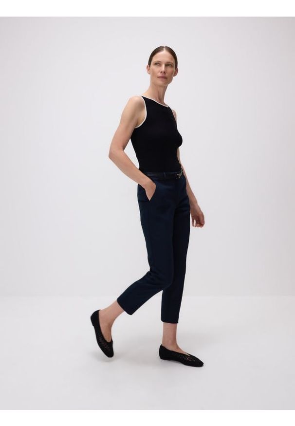 Reserved - Spodnie cygaretki z paskiem - granatowy. Kolor: niebieski. Materiał: tkanina, wiskoza