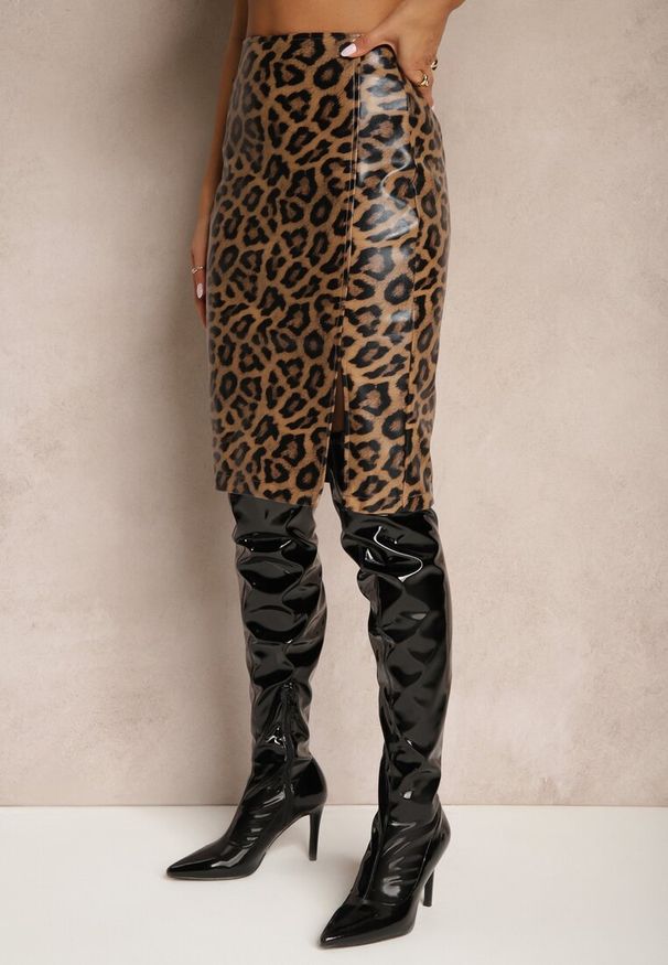 Renee - Brązowa Ołówkowa Panterkowa Spódnica Ozdobiona z Boku Rozcięciem Tamelis. Okazja: na co dzień, na spotkanie biznesowe. Kolor: brązowy. Wzór: aplikacja. Styl: biznesowy, casual, elegancki