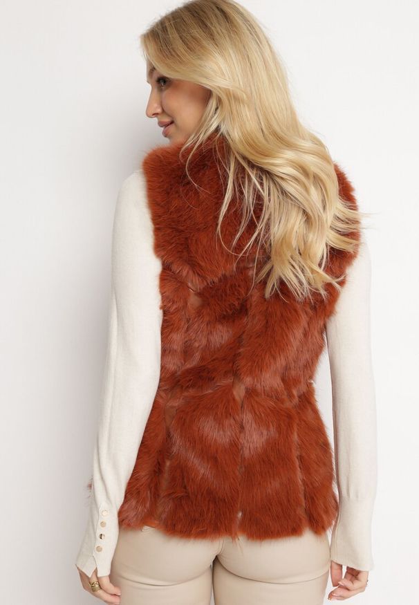 Born2be - Brązowo-Pomarańczowa Kamizelka Futrzana z Wstawkami z Ekoskóry Batliewa. Kolor: brązowy. Materiał: futro. Wzór: aplikacja