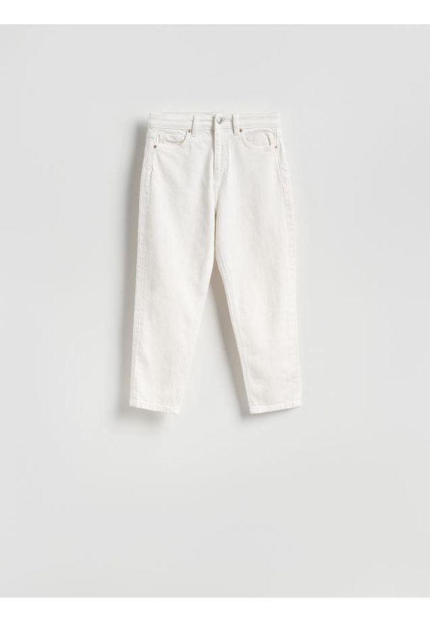 Reserved - Jeansy mom fit z krótszą nogawką - złamana biel. Długość: krótkie