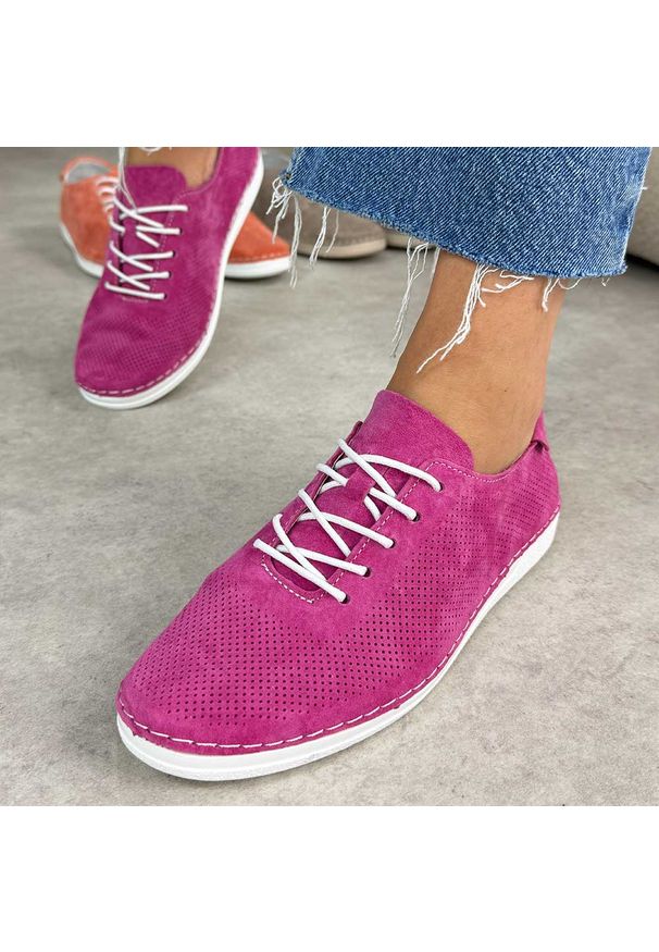 Fuksja ażurowe skórzane półbuty damskie S.Barski 7080. Okazja: na co dzień. Zapięcie: sznurówki. Kolor: różowy. Materiał: zamsz, skóra. Szerokość cholewki: normalna. Wzór: ażurowy. Sezon: wiosna, jesień, lato. Styl: casual, elegancki, klasyczny