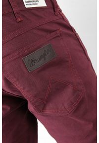 Wrangler - WRANGLER GREENSBORO MĘSKIE SPODNIE MATERIAŁOWE MATERIAŁ W15QM8R04. Materiał: materiał #8