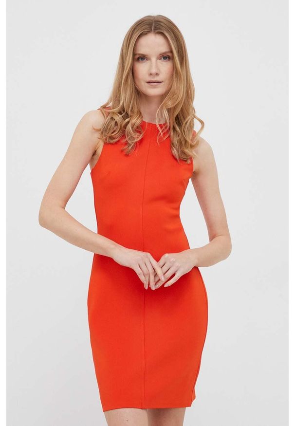 Calvin Klein sukienka kolor pomarańczowy mini dopasowana. Kolor: pomarańczowy. Materiał: poliester, dzianina. Wzór: gładki. Typ sukienki: dopasowane. Styl: klasyczny. Długość: mini