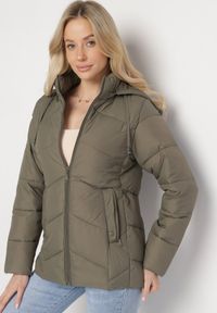 Born2be - Ciemnozielona Kurtka z Pikowanymi Przeszyciami i Odpinanym Kapturem Felanwen. Okazja: na co dzień. Kolor: zielony. Materiał: jeans. Styl: casual, elegancki, sportowy #4