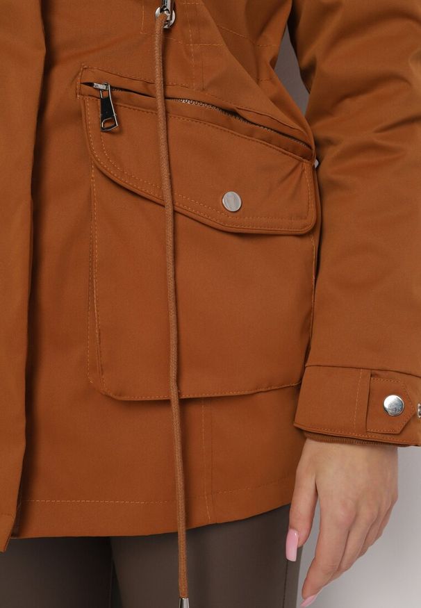 Born2be - Brązowa Kurtka Parka z Kapturem i Odpinana Podszewką w Pasie Ściągana Sznurkiem Ekava. Typ kołnierza: kaptur. Kolor: brązowy. Materiał: futro