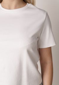 Born2be - Biały Bawełniany T-shirt w Klasycznym Stylu Hetita. Okazja: na co dzień. Kolor: biały. Materiał: bawełna. Wzór: haft. Styl: klasyczny #2