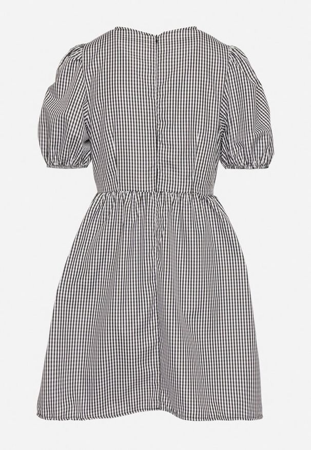 Born2be - Czarna Rozkloszowana Sukienka w Kratkę Vichy w Stylu Retro z Wiązaniem Telionea. Okazja: na co dzień. Kolor: czarny. Wzór: kratka. Typ sukienki: rozkloszowane. Styl: retro