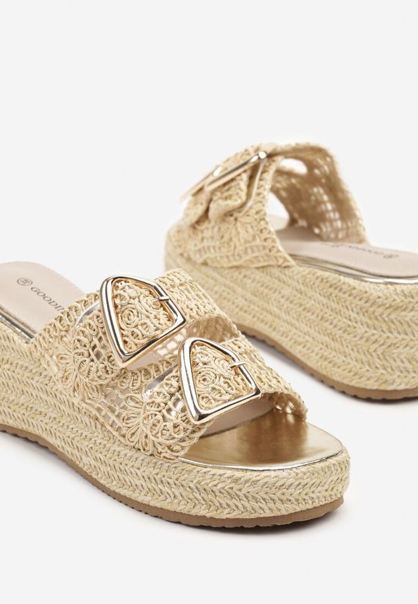 Renee - Beżowe Klapki na Plecionym Koturnie ze Skórzaną Wkładką i Klamrami Ciaralisa. Okazja: na co dzień. Kolor: beżowy. Materiał: skóra. Obcas: na koturnie. Styl: casual