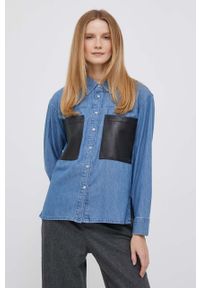 DKNY - Dkny koszula jeansowa damska kolor niebieski relaxed z kołnierzykiem klasycznym. Typ kołnierza: kołnierzyk klasyczny. Kolor: niebieski. Materiał: jeans. Długość: długie. Styl: klasyczny #1