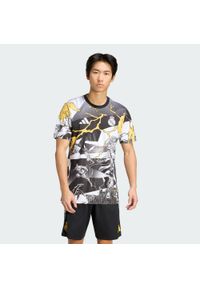 Adidas - Koszulka adidas Real Madrid Avengers 25/26 Pre-Match. Kolor: żółty, czarny, wielokolorowy, biały. Wzór: motyw z bajki. Sport: piłka nożna #1
