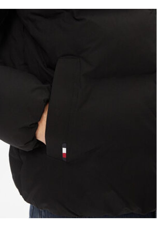 TOMMY HILFIGER - Tommy Hilfiger Kurtka zimowa MW0MW33958 Czarny Regular Fit. Kolor: czarny. Materiał: syntetyk. Sezon: zima