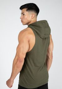 GORILLA WEAR - Bezrękawnik fitness męski Gorilla Wear Rogers Hooded Tank Top z kapturem. Typ kołnierza: kaptur. Kolor: zielony. Długość rękawa: bez rękawów