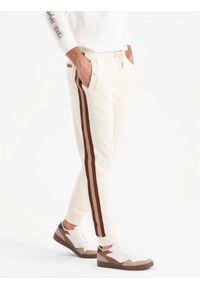 Ombre Clothing - Dresowe męskie spodnie z lampasami i ściągaczami na nogawkach – kremowe V3 OM-PASK-0258 - XXL. Kolor: kremowy. Materiał: dresówka. Wzór: aplikacja, kolorowy. Styl: retro, elegancki #12