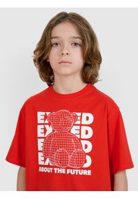 4f - 4F T-shirt oversize z nadrukiem chłopięcy - czerwony 140 (9-10 lat). Okazja: na co dzień. Kolor: czerwony. Materiał: dzianina, bawełna, jersey. Długość rękawa: krótki rękaw. Długość: krótkie. Wzór: nadruk. Sezon: lato. Styl: klasyczny, sportowy, casual