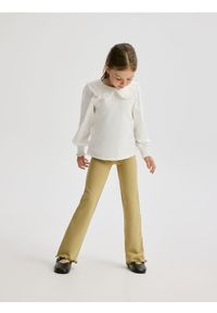 Reserved - Legginsy flare - oliwkowy. Kolor: oliwkowy. Materiał: dzianina, bawełna #1