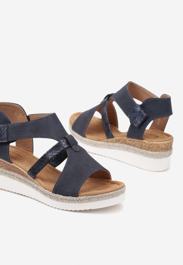 Born2be - Niebieskie Sandały na Koturnie Ozdobione Tłoczonymi Paskami i Plecionką Damirea. Okazja: na co dzień. Zapięcie: pasek. Kolor: niebieski. Materiał: jedwab, jeans. Wzór: aplikacja. Sezon: lato, wiosna. Obcas: na koturnie. Styl: elegancki, casual
