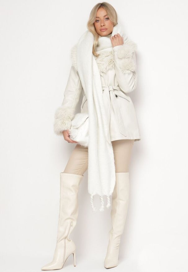 Born2be - Biała Taliowana Kurtka z Imitacji Skóry Obszyta Futerkiem Tilista. Okazja: na co dzień. Kolekcja: plus size. Kolor: biały. Materiał: skóra, futro. Długość rękawa: długi rękaw. Długość: długie. Styl: klasyczny, casual, elegancki