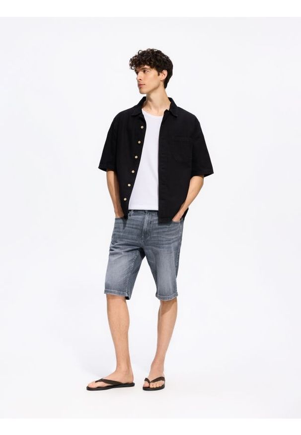 Reserved - Jeansowe szorty slim fit - szary. Kolor: szary. Materiał: jeans