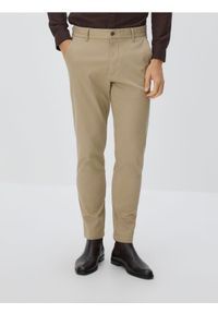 Reserved - Bawełniane spodnie slim fit - beżowy. Kolor: beżowy. Materiał: bawełna #1