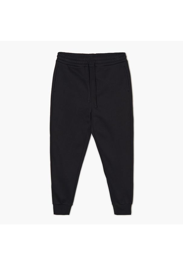 Cropp - Czarne joggery basic - Czarny. Kolor: czarny. Materiał: bawełna, poliester, syntetyk, materiał, włókno, dzianina. Długość: krótkie. Styl: klasyczny