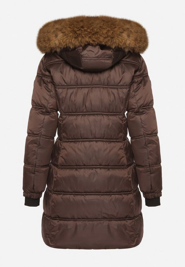 Born2be - Ciemnobrązowa Długa Kurtka Pikowana z Kapturem z Futrem z Możliwością Odpięcia Feneia. Okazja: na co dzień. Typ kołnierza: kaptur. Kolor: brązowy. Materiał: futro. Długość: długie. Styl: casual