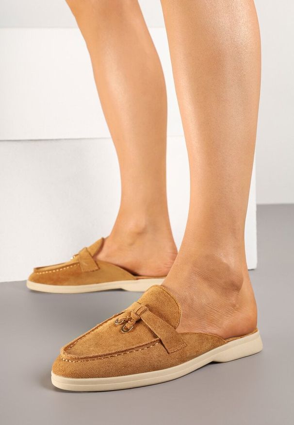 Renee - Jasnobrązowe Klapki w Stylu Muli z Ozdobą i Przeszyciami Silfia. Kolor: brązowy. Materiał: jeans. Wzór: aplikacja. Obcas: na obcasie. Styl: elegancki. Wysokość obcasa: niski