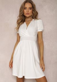 Renee - Biała Sukienka Agamia. Kolor: biały. Materiał: dzianina. Długość rękawa: krótki rękaw. Typ sukienki: kopertowe. Długość: mini #1