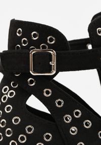 Renee - Czarne Botki Vices na Słupku w Stylu Kowbojek z Metalicznymi Aplikacjami i Wycięciami Virori. Zapięcie: sprzączka. Kolor: czarny. Materiał: jeans, zamsz. Wzór: aplikacja. Obcas: na słupku #5