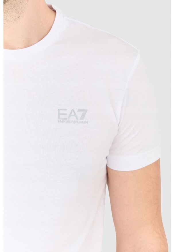 EA7 Emporio Armani - EA7 Biały t-shirt męski z małym szarym logo. Kolor: biały