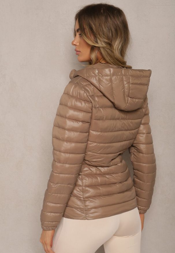 Renee - Ciemnobeżowa Pikowana Kurtka z Odpinanym Kapturem Telianna. Kolor: beżowy. Styl: elegancki
