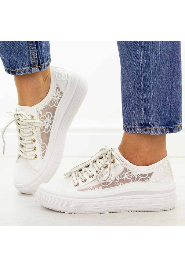 Białe przewiewne trampki damskie Lee Cooper 4480. Okazja: na spacer, na co dzień. Nosek buta: okrągły. Zapięcie: sznurówki. Kolor: biały. Szerokość cholewki: normalna. Materiał: tkanina. Sezon: wiosna, lato. Obcas: na platformie. Styl: casual, elegancki, sportowy, klasyczny
