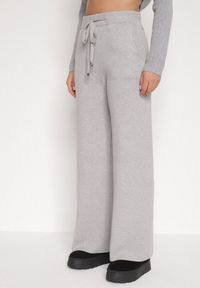 Born2be - Szare Dzianinowe Spodnie o Szerokim Kroju ze Sznurkami Melatusa. Okazja: na co dzień. Stan: podwyższony. Kolor: szary. Materiał: dzianina. Styl: klasyczny, casual, elegancki #1