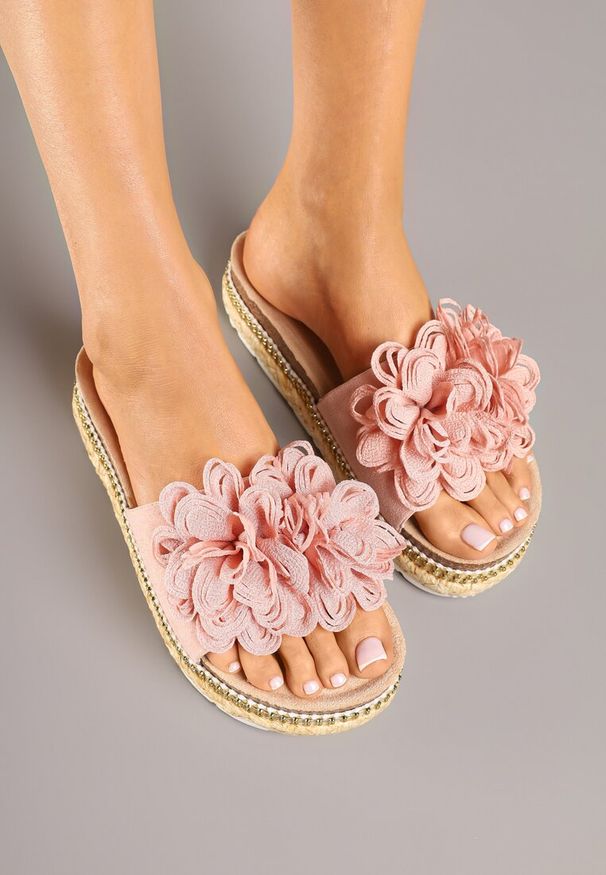 Born2be - Różowe Klapki na Grubej Podeszwie Zdobione Kwiatową Aplikacją Sopelle. Okazja: na spacer, na plażę, na imprezę, na co dzień. Kolor: różowy. Wzór: kwiaty, aplikacja. Sezon: lato. Styl: elegancki, casual