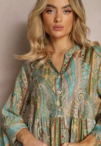 Renee - Zielona Sukienka Rozkloszowana z Falbankami we Wzór Paisley Acerolla. Okazja: na co dzień, na spacer. Typ kołnierza: kołnierz z falbankami. Kolor: zielony. Wzór: paisley. Sezon: lato, wiosna. Typ sukienki: proste. Styl: wizytowy, casual #5