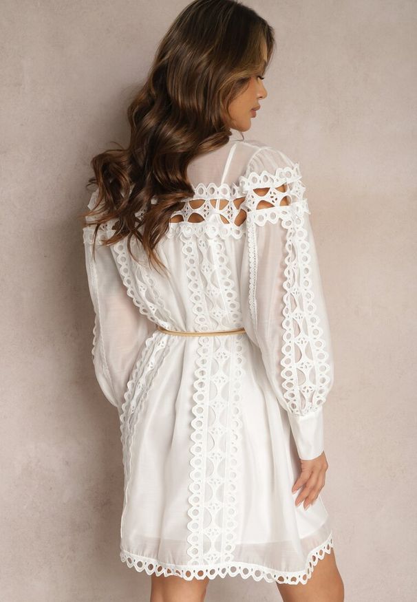 Renee - Biała Koszulowa Sukienka Mini z Paskiem Zdobiona Koronką Organdi. Kolor: biały. Materiał: koronka. Wzór: aplikacja, koronka. Sezon: lato. Typ sukienki: koszulowe. Długość: mini