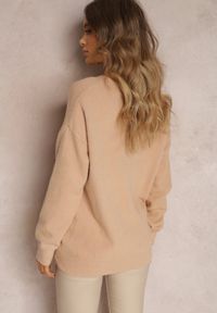 Renee - Jasnobeżowy Sweter z Wiskozy Oversize Conime. Okazja: na co dzień. Typ kołnierza: dekolt w kształcie V. Kolor: beżowy. Materiał: wiskoza. Długość rękawa: długi rękaw. Długość: długie. Wzór: aplikacja. Styl: elegancki, casual #5