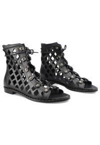 Czarne Sandały Carinii Buty Damskie Obuwie Na Lato. Okazja: na co dzień. Kolor: czarny. Materiał: skóra. Wzór: aplikacja. Sezon: lato. Obcas: na obcasie. Styl: boho, casual. Wysokość obcasa: niski #7