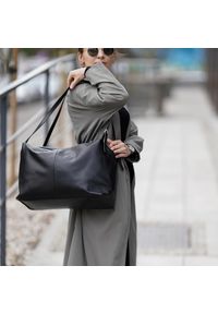 Worek na ramię Solier FL36 Oriana czarny. Kolor: czarny. Wzór: paski, gładki. Materiał: skórzane. Styl: biznesowy, klasyczny, elegancki, casual. Rodzaj torebki: na ramię