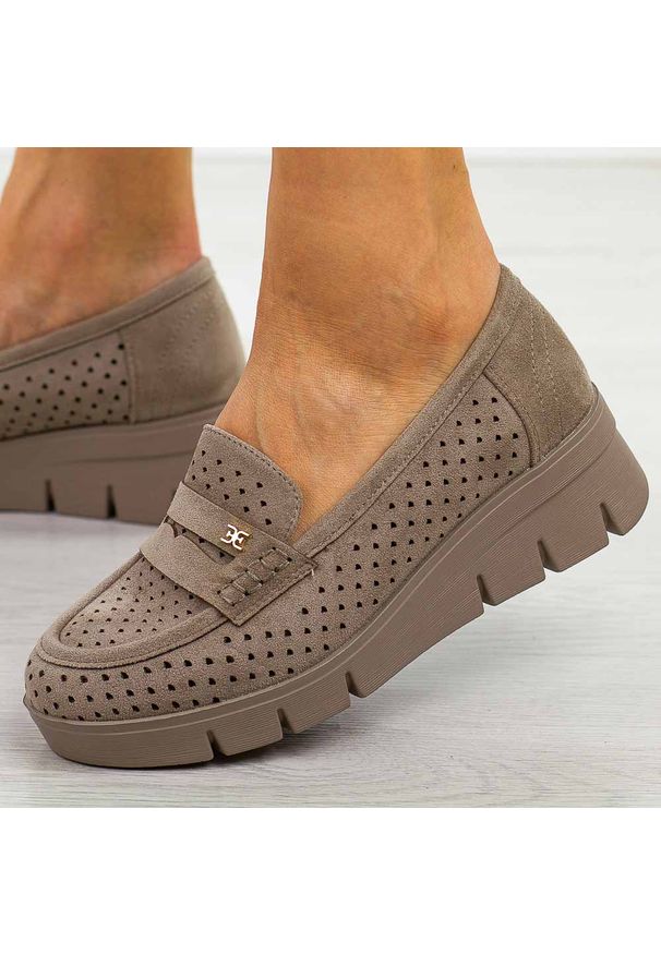 POTOCKI - Khaki ażurowe zamszowe mokasyny damskie na koturnie Potocki 12608. Okazja: na co dzień, na spacer. Kolor: brązowy. Materiał: zamsz. Szerokość cholewki: normalna. Wzór: ażurowy. Sezon: wiosna, lato. Obcas: na koturnie. Styl: klasyczny, casual, elegancki