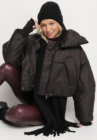 Born2be - Czarna Pikowana Kurtka o Nietoperzowym Kroju z Szerokim Kołnierzem Neandria. Okazja: na co dzień, do pracy. Kolor: czarny. Materiał: jeans. Długość: krótkie. Styl: casual, elegancki #1